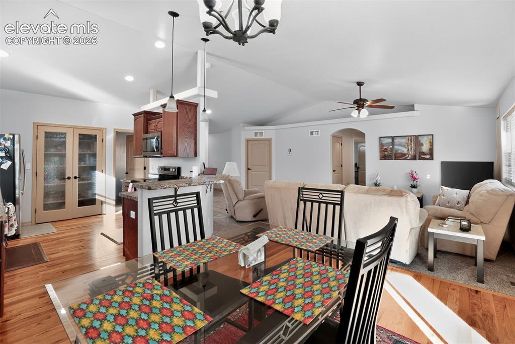 Image 11 of 34: Dining Area