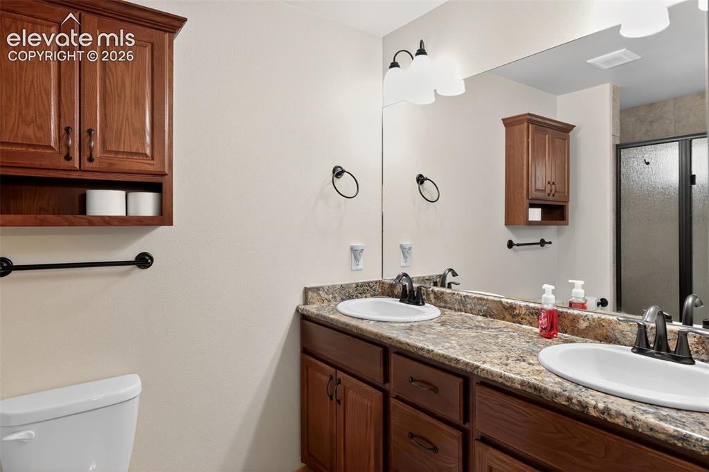 Image 19 of 34: Bathroom