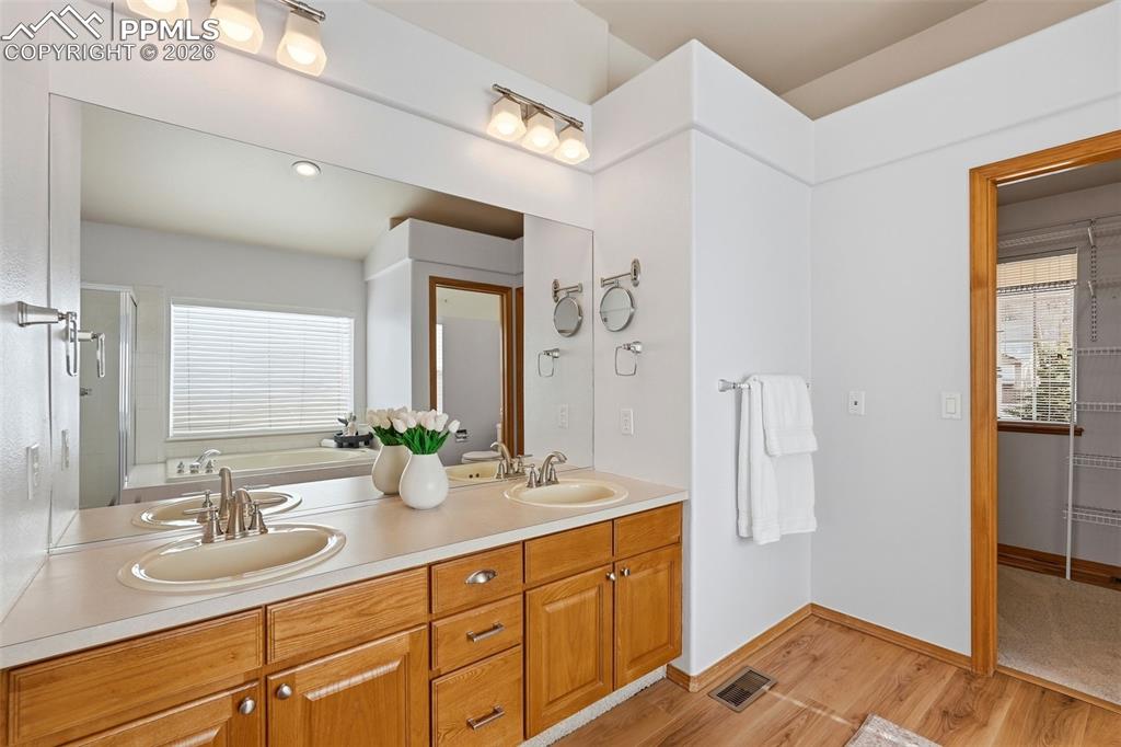 Image 19 of 45: Bathroom