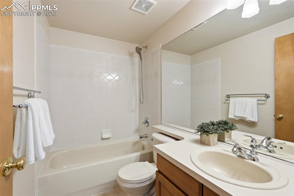 Image 32 of 45: Bathroom