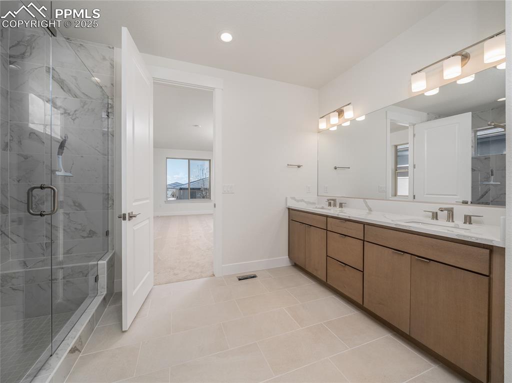 Image 13 of 30: Bathroom