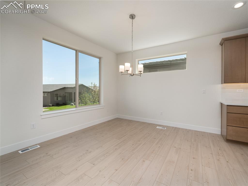 Image 9 of 30: Dining Area