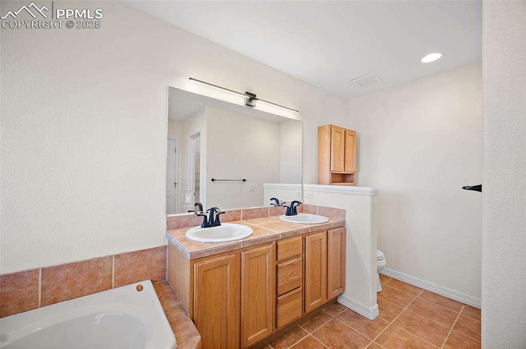 Image 17 of 37: Bathroom