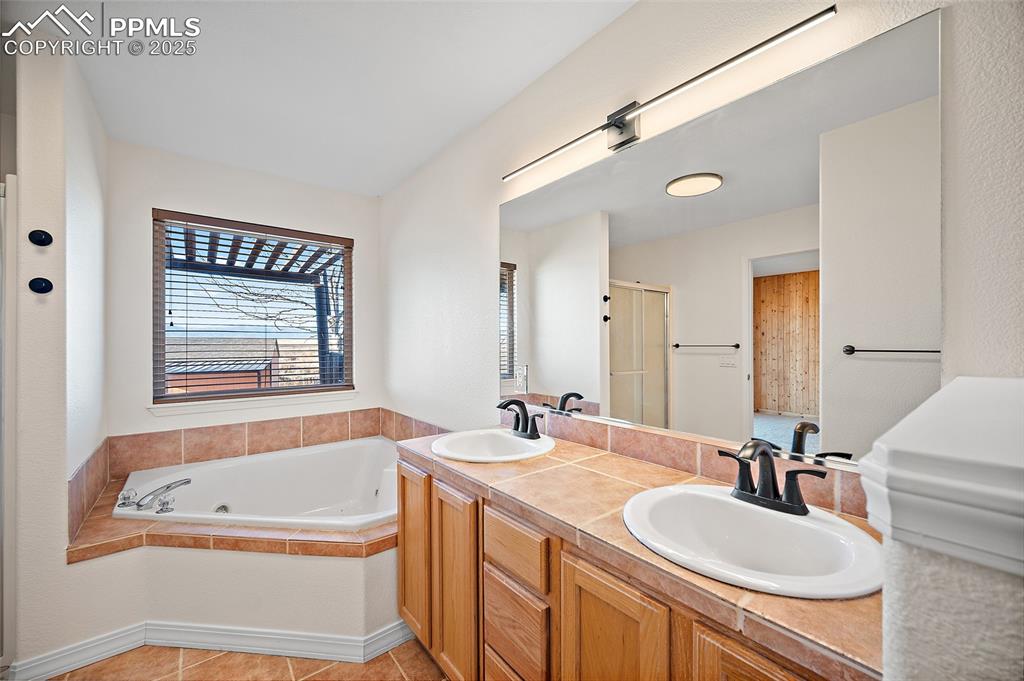 Image 19 of 37: Bathroom