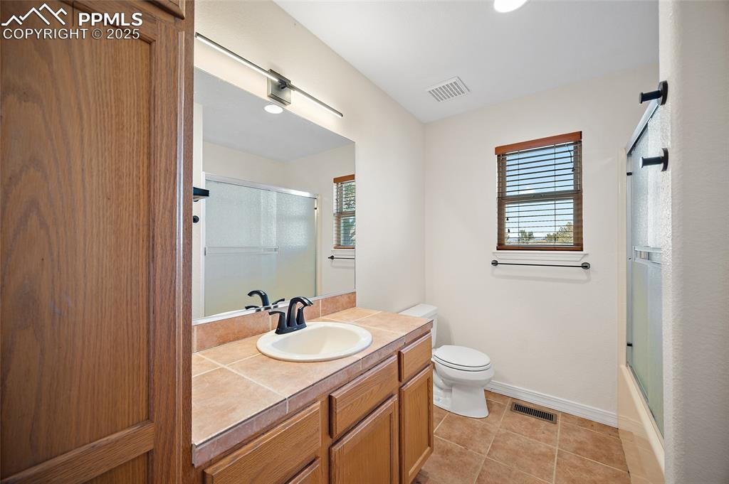 Image 21 of 37: Bathroom