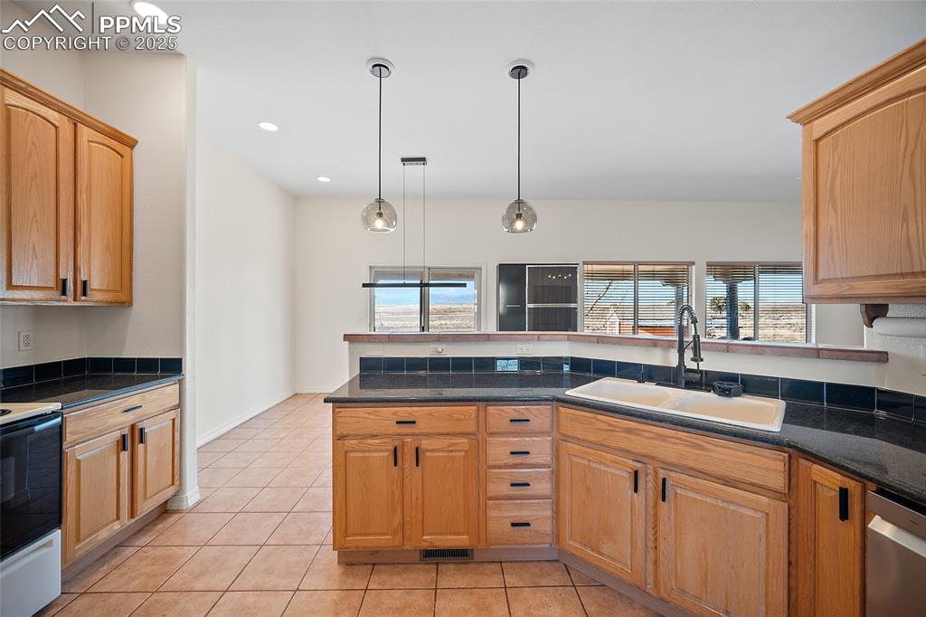 Image 6 of 37: Kitchen