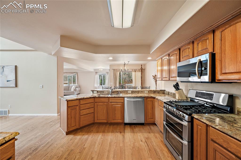 Image 12 of 50: Kitchen