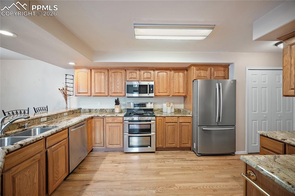 Image 14 of 50: Kitchen