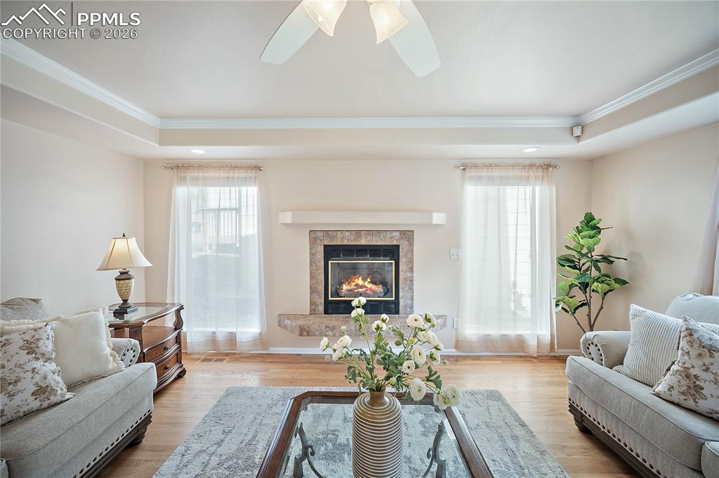 Image 18 of 50: Living Room