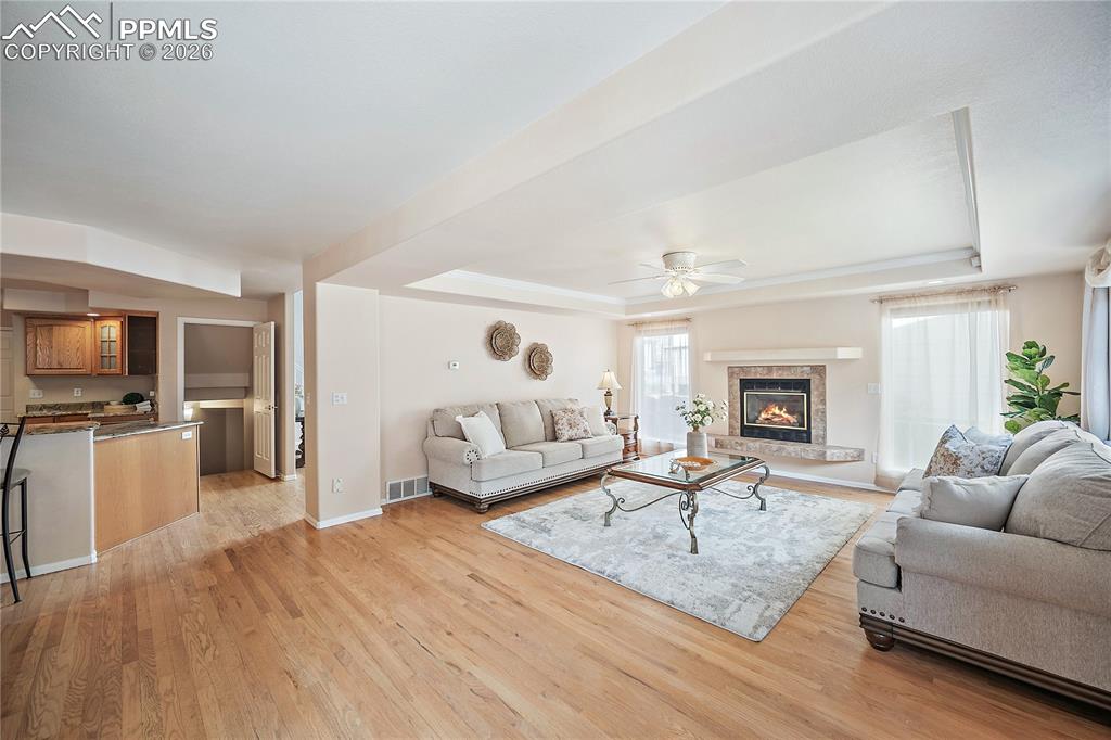 Image 19 of 50: Living Room