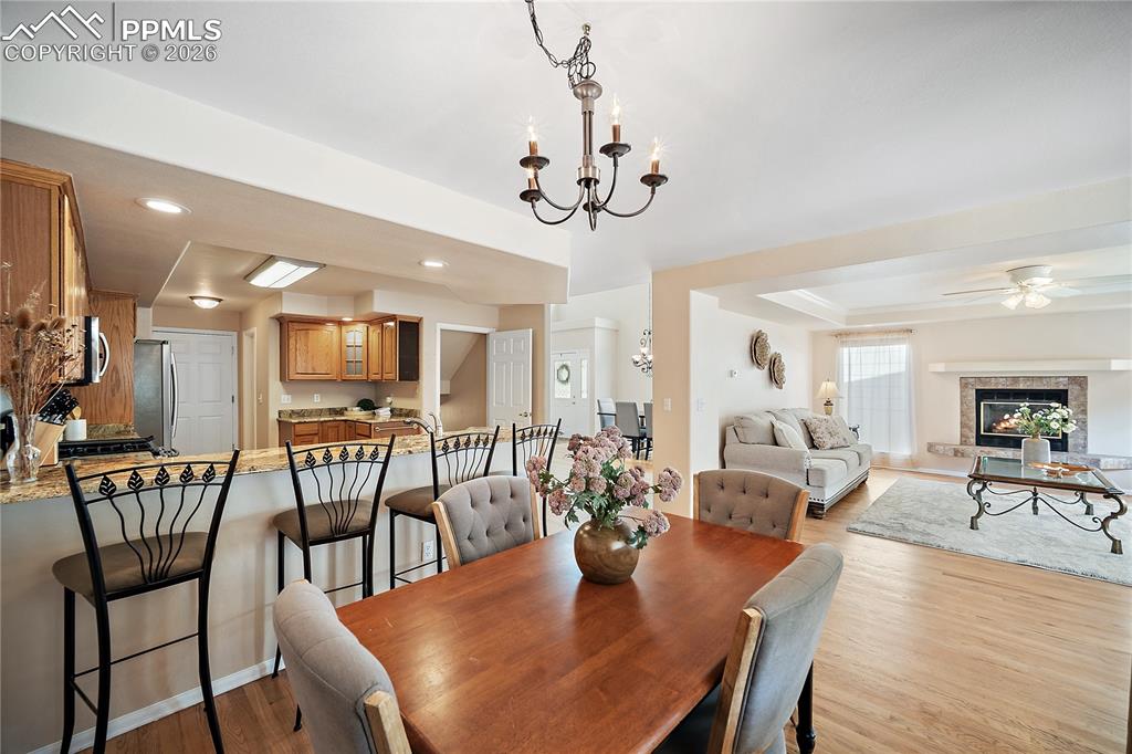 Image 20 of 50: Dining Area