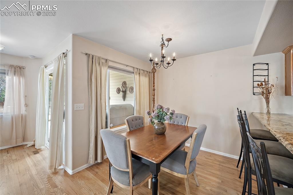 Image 21 of 50: Dining Area