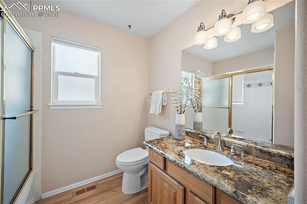 Image 22 of 50: Bathroom