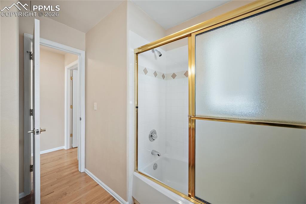 Image 23 of 50: Bathroom