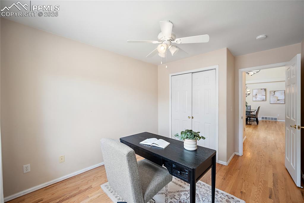 Image 25 of 50: Office