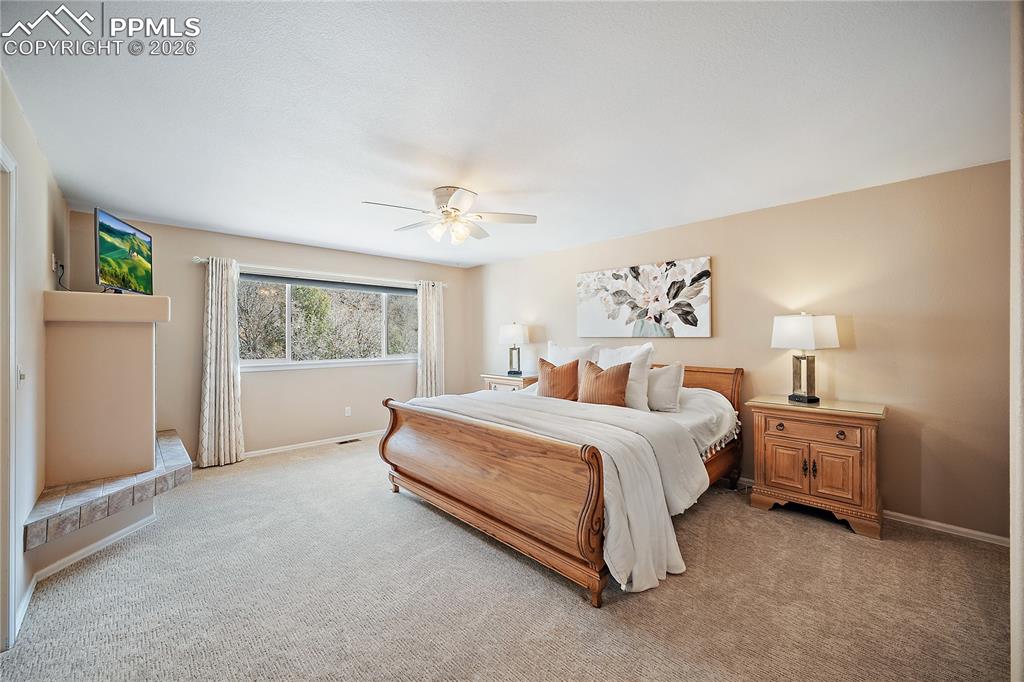 Image 26 of 50: Bedroom