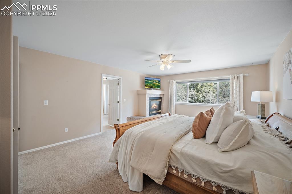 Image 28 of 50: Bedroom