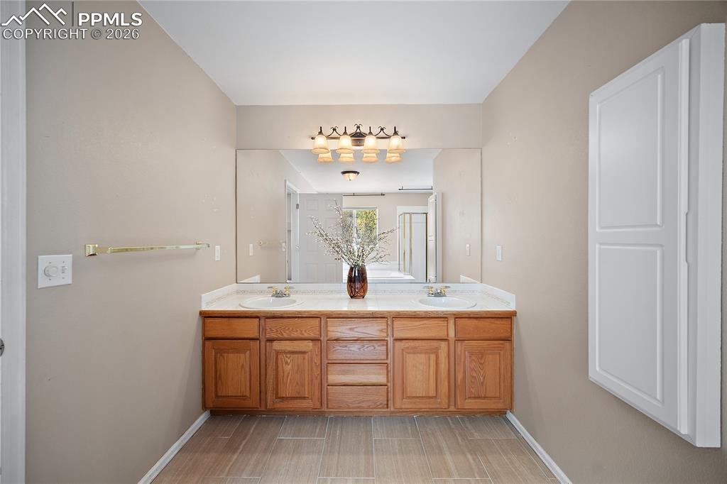 Image 30 of 50: Bathroom