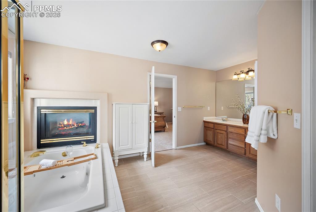 Image 32 of 50: Bathroom