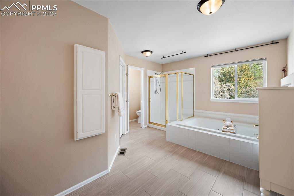 Image 33 of 50: Bathroom