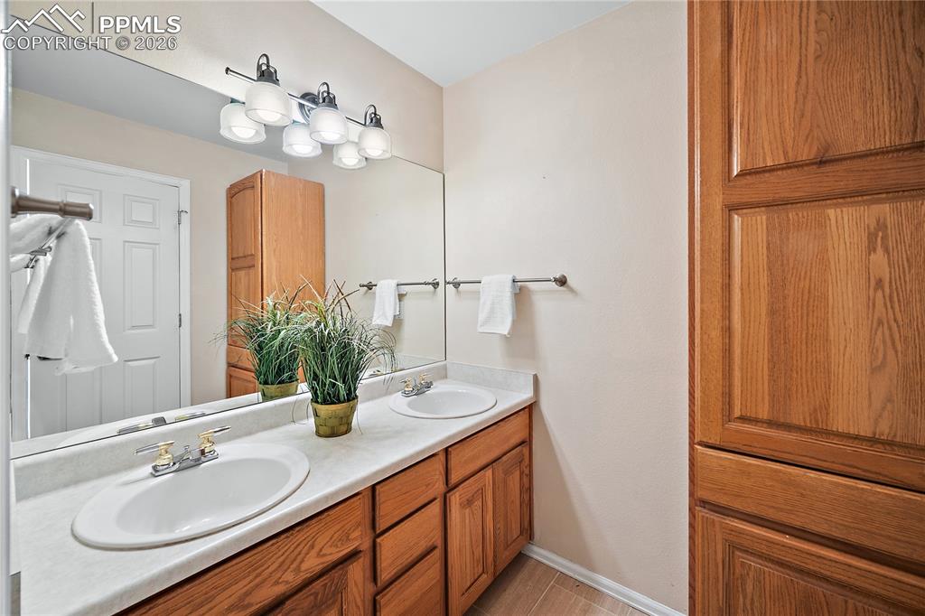 Image 36 of 50: Bathroom