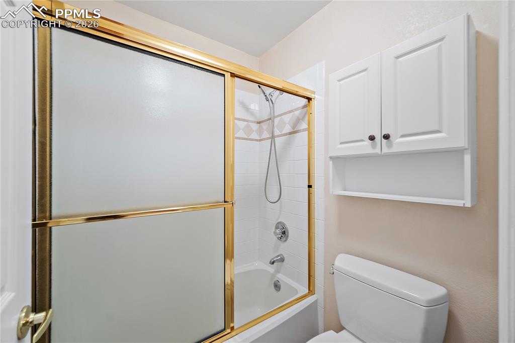 Image 37 of 50: Bathroom