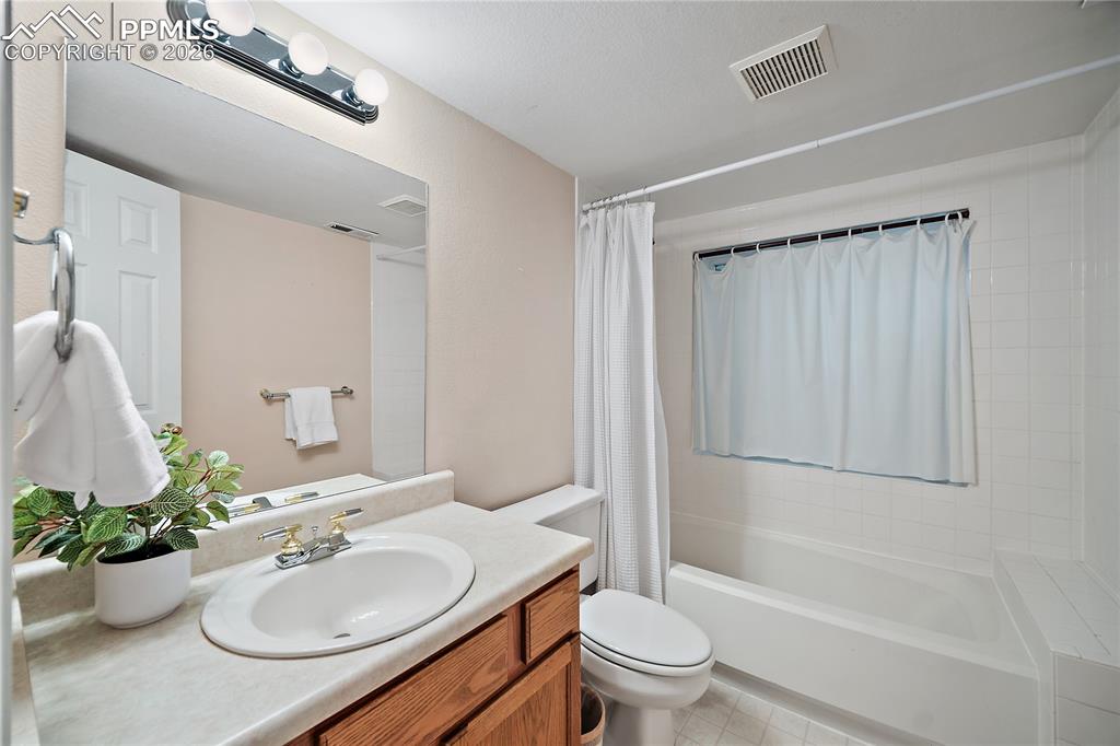 Image 45 of 50: Bathroom