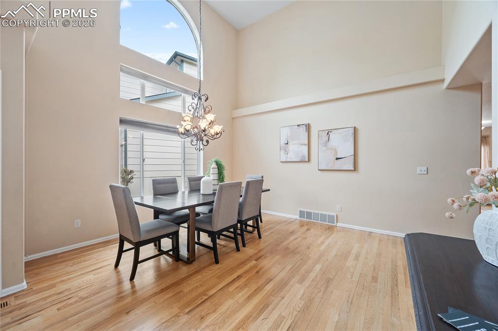 Image 8 of 50: Dining Area