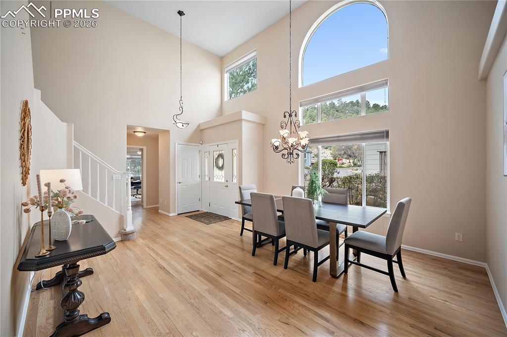 Image 9 of 50: Dining Area