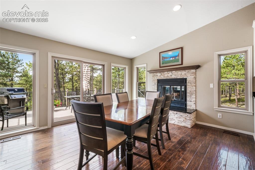 Image 10 of 50: Dining Area