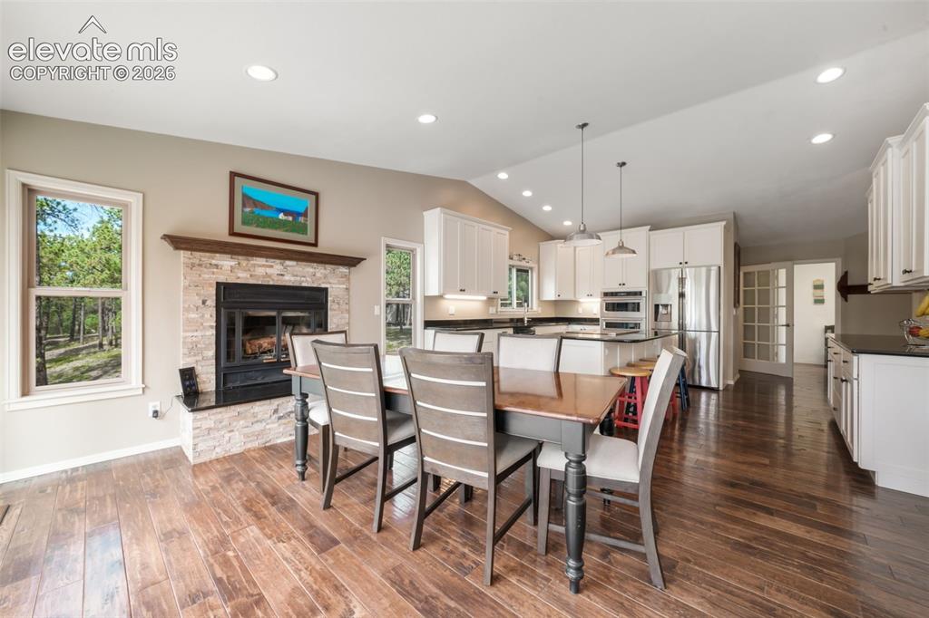 Image 11 of 50: Dining Area