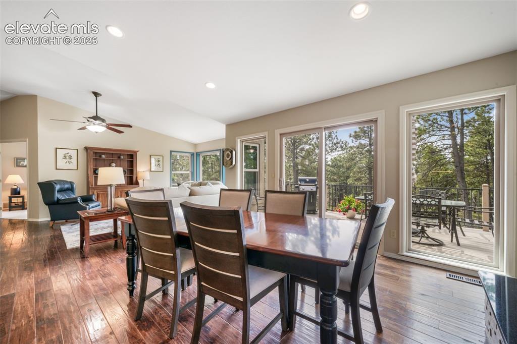 Image 13 of 50: Dining Area