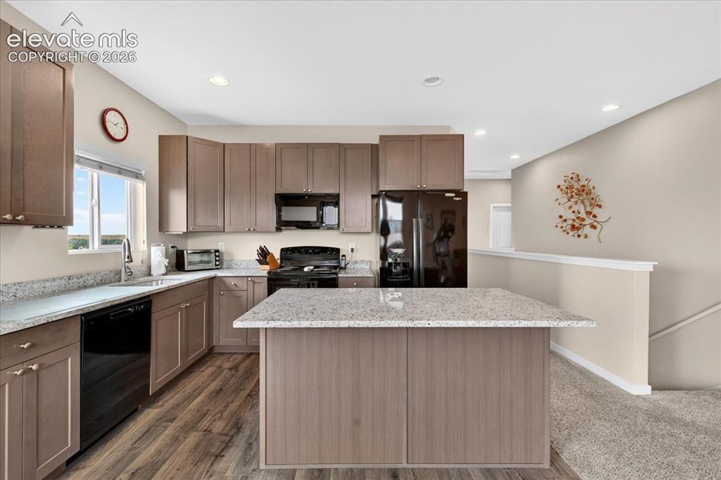 Image 10 of 39: Kitchen