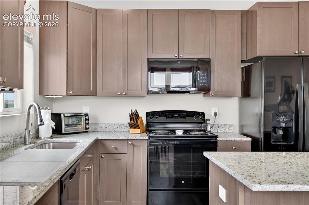 Image 11 of 39: Kitchen
