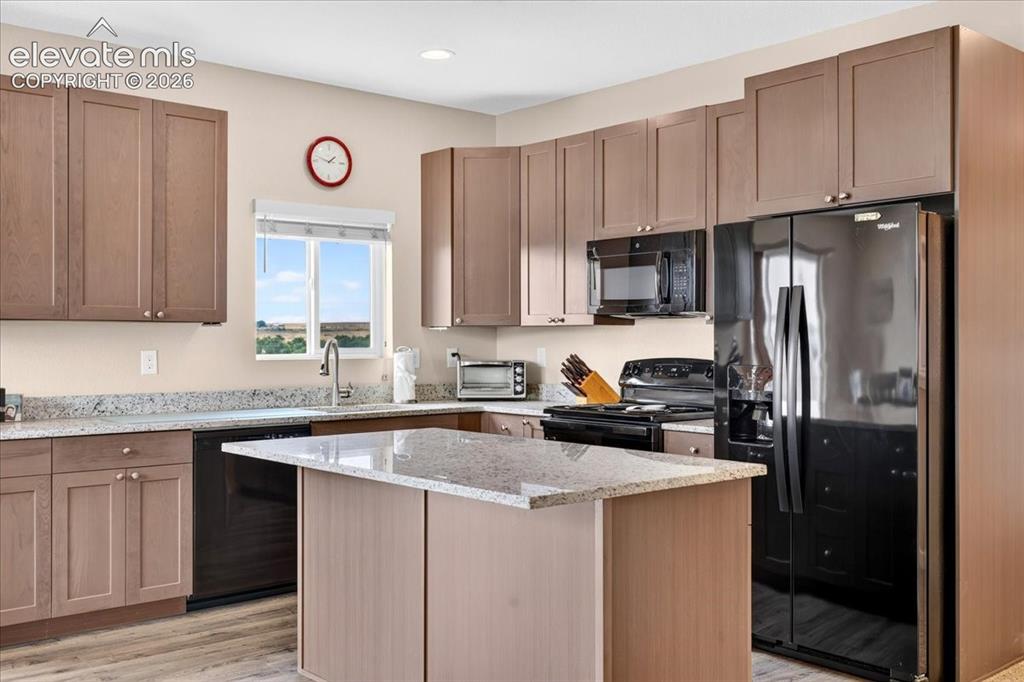 Image 13 of 39: Kitchen