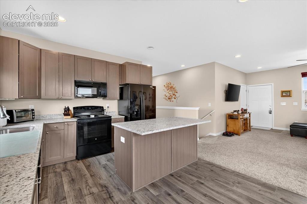 Image 9 of 39: Kitchen