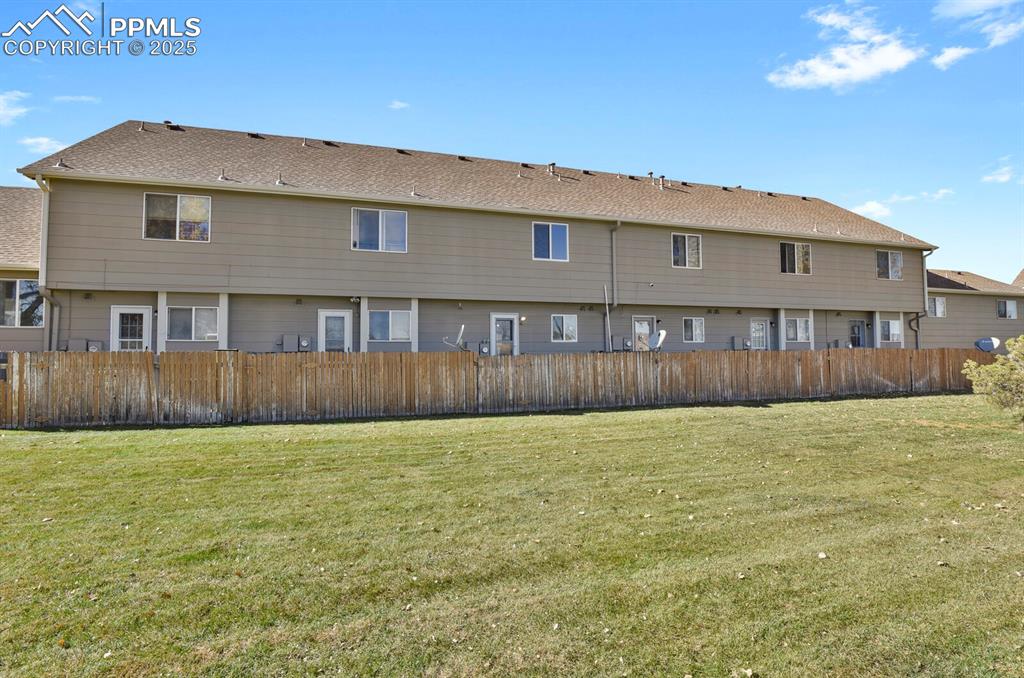 Image 26 of 27: Back of property