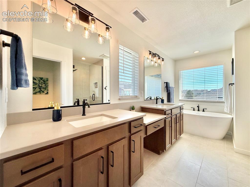 Image 13 of 28: Bathroom