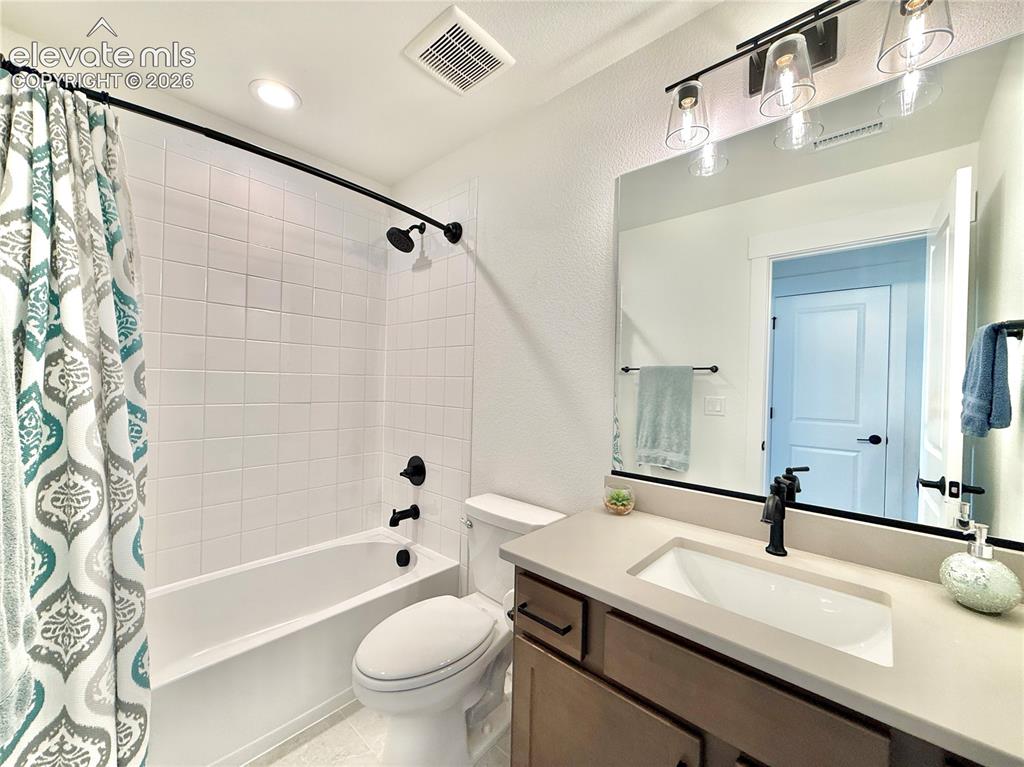 Image 17 of 28: Bathroom