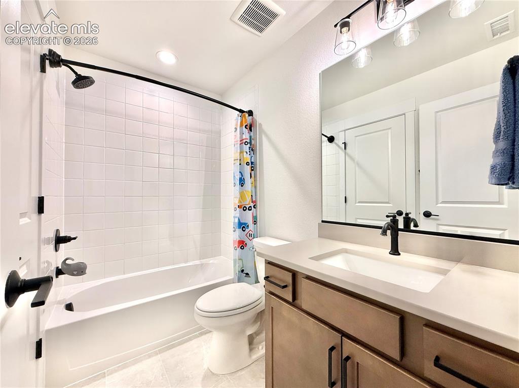 Image 19 of 28: Bathroom