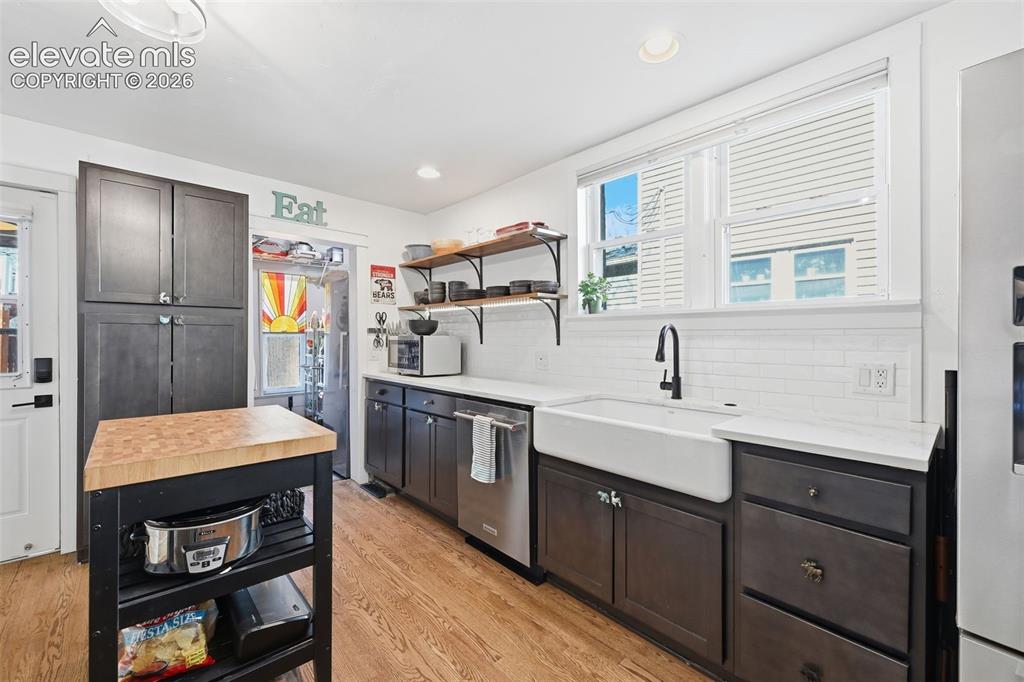 Image 12 of 50: Open kitchen offers
great flow and
abundant countertop
space.