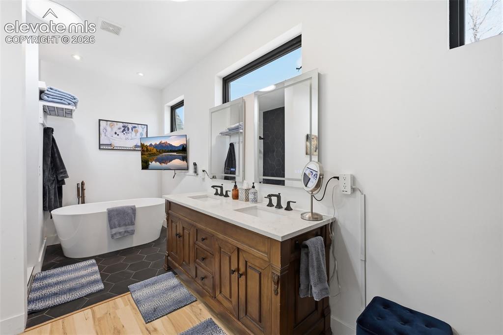 Image 21 of 50: Primary retreat has a
5-piece private
bathroom.