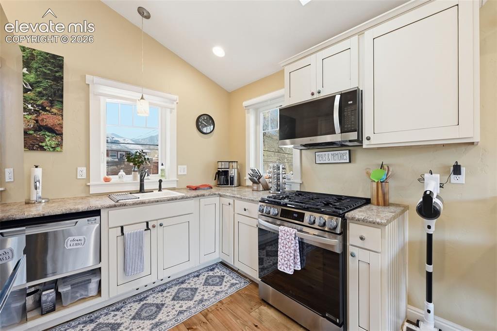 Image 39 of 50: Cottage Apartment -
This apartment
features a gas range,
full-size refri
