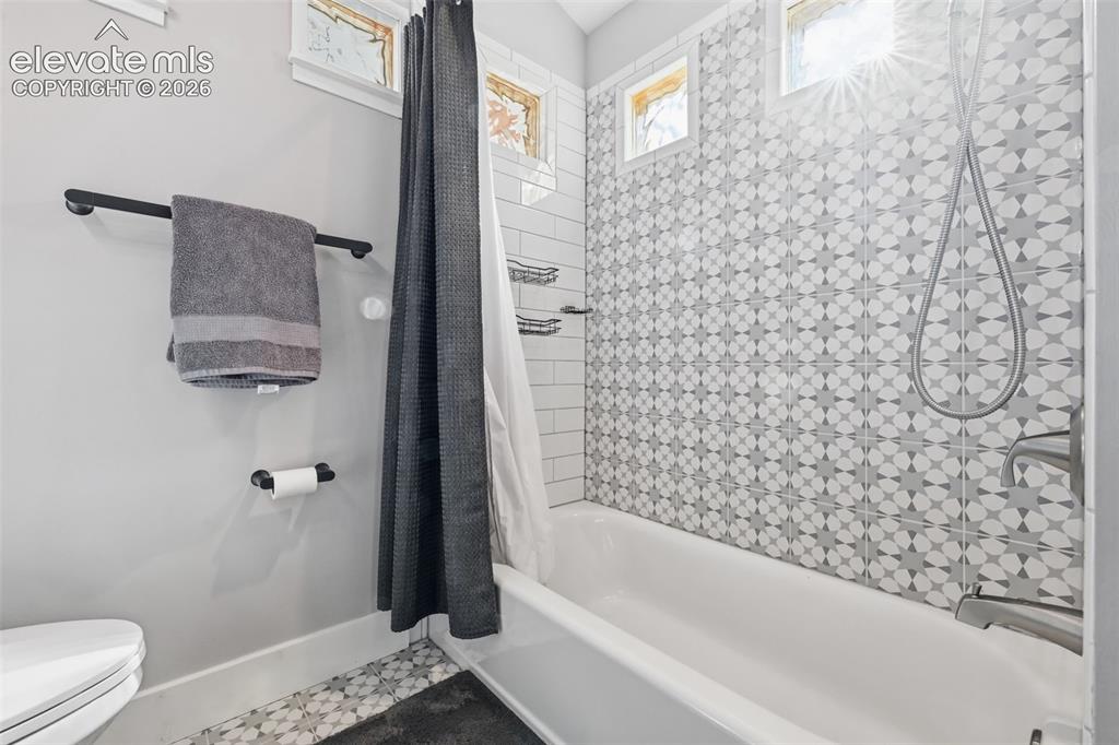 Image 41 of 50: Cottage Apartment -
Full bathroom is
beautifully finished with stunning t