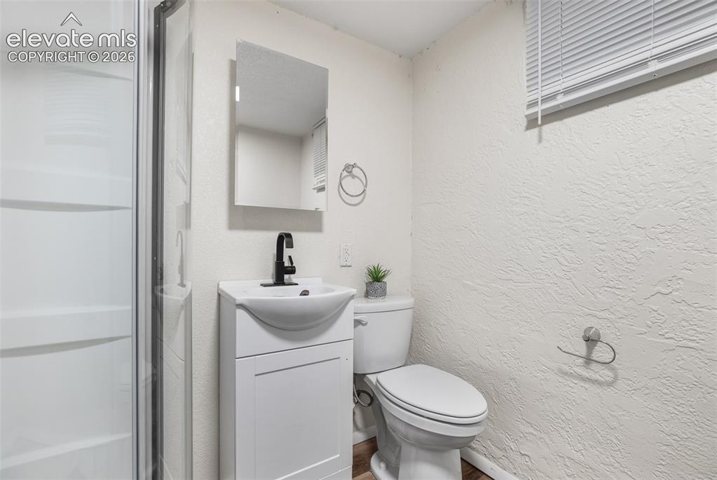 Image 26 of 29: Bathroom