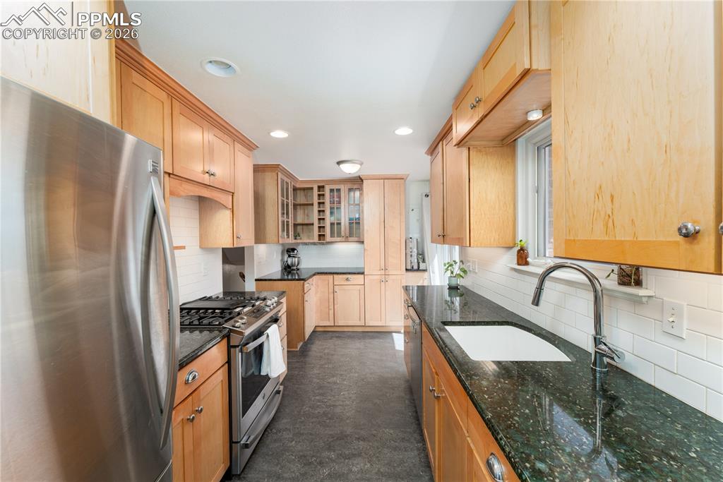 Image 4 of 27: Kitchen