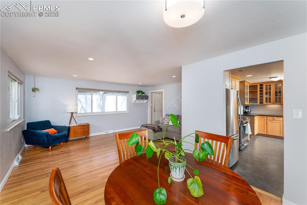 Image 5 of 27: Dining Area