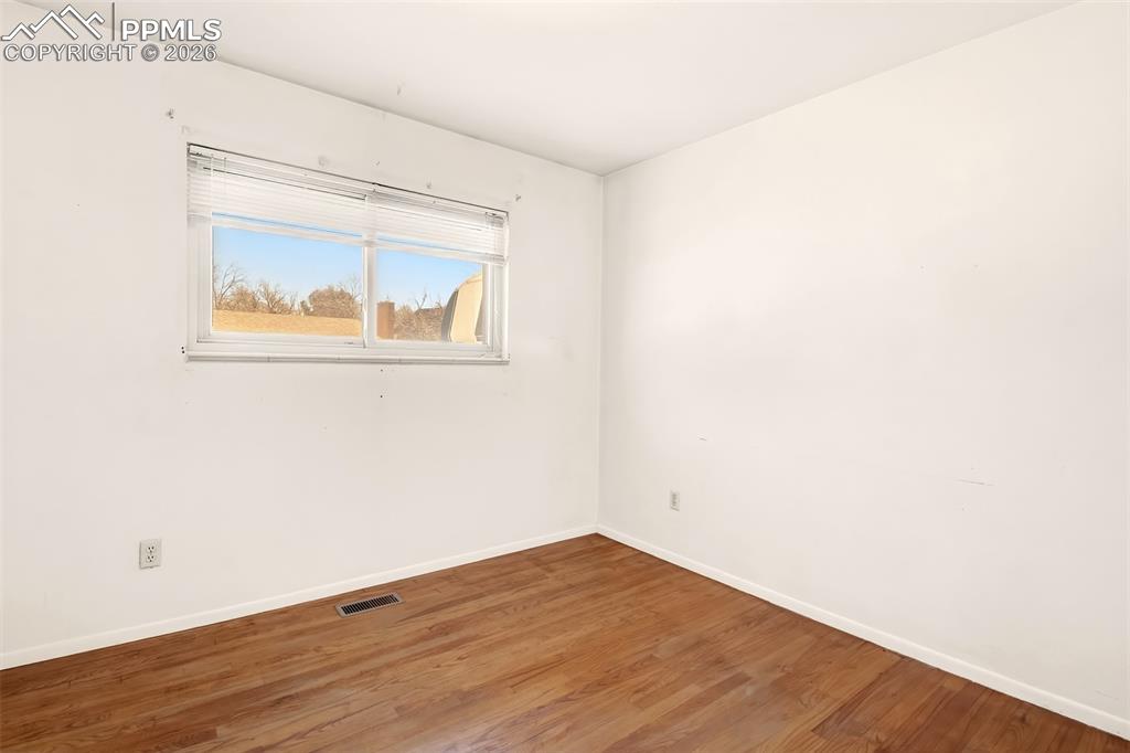 Image 13 of 29: Bedroom