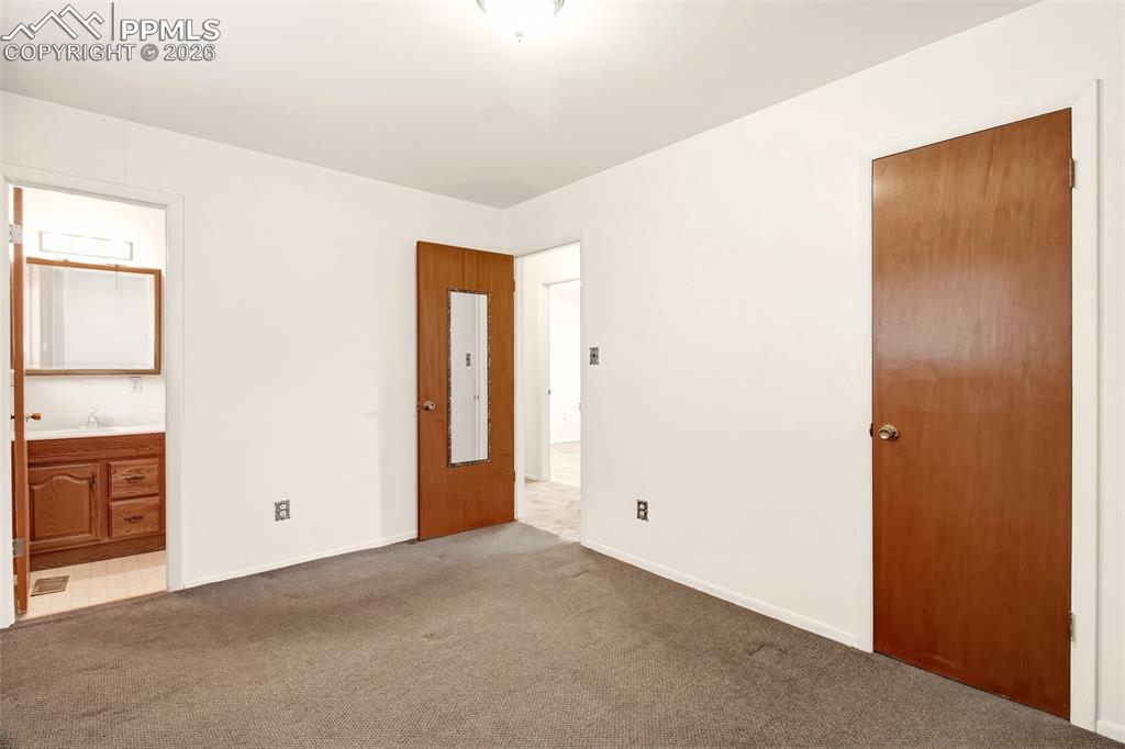 Image 15 of 29: Bedroom