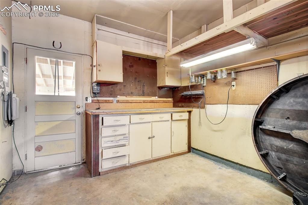 Image 22 of 29: Garage